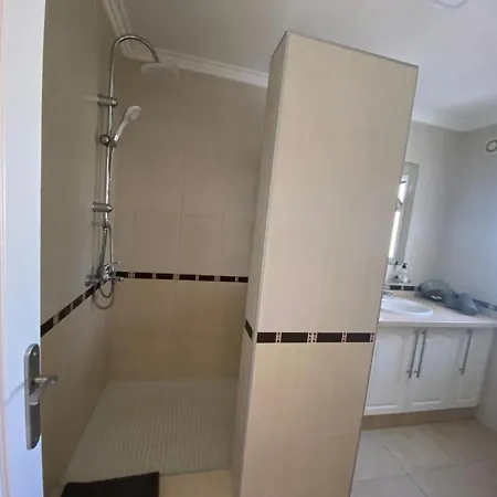 Stunning 4 Bed With Private Pool בית נופש *