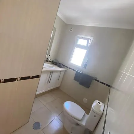 בית נופש Stunning 4 Bed With Private Pool