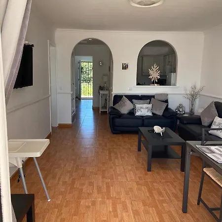 Stunning 4 Bed With Private Pool *