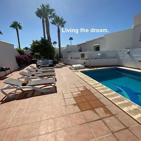 Stunning 4 Bed With Private Pool בית נופש