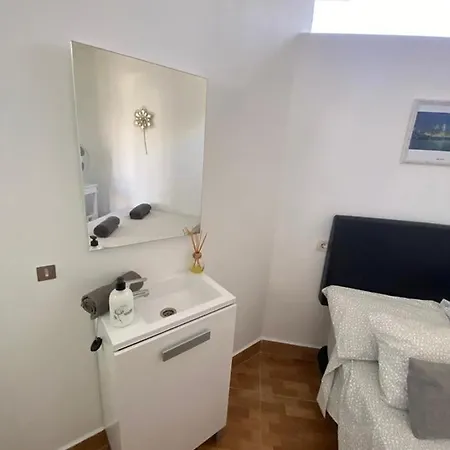 Stunning 4 Bed With Private Pool *