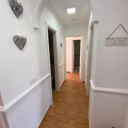 Vakantiehuis Stunning 4 Bed With Private Pool