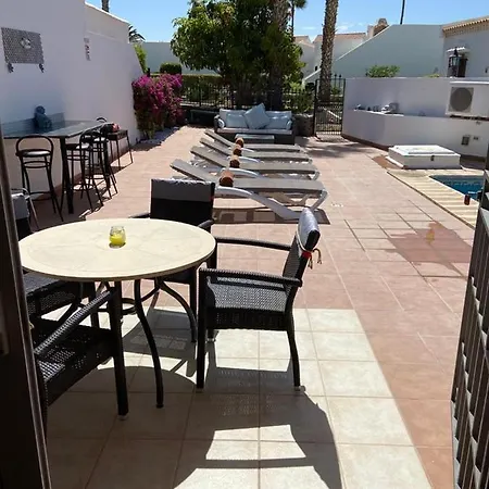 Vakantiehuis Stunning 4 Bed With Private Pool *