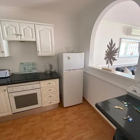 Stunning 4 Bed With Private Pool Vakantiehuis
