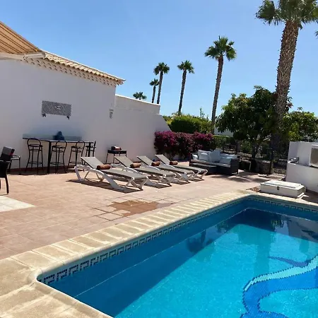 Stunning 4 Bed With Private Pool Vakantiehuis *